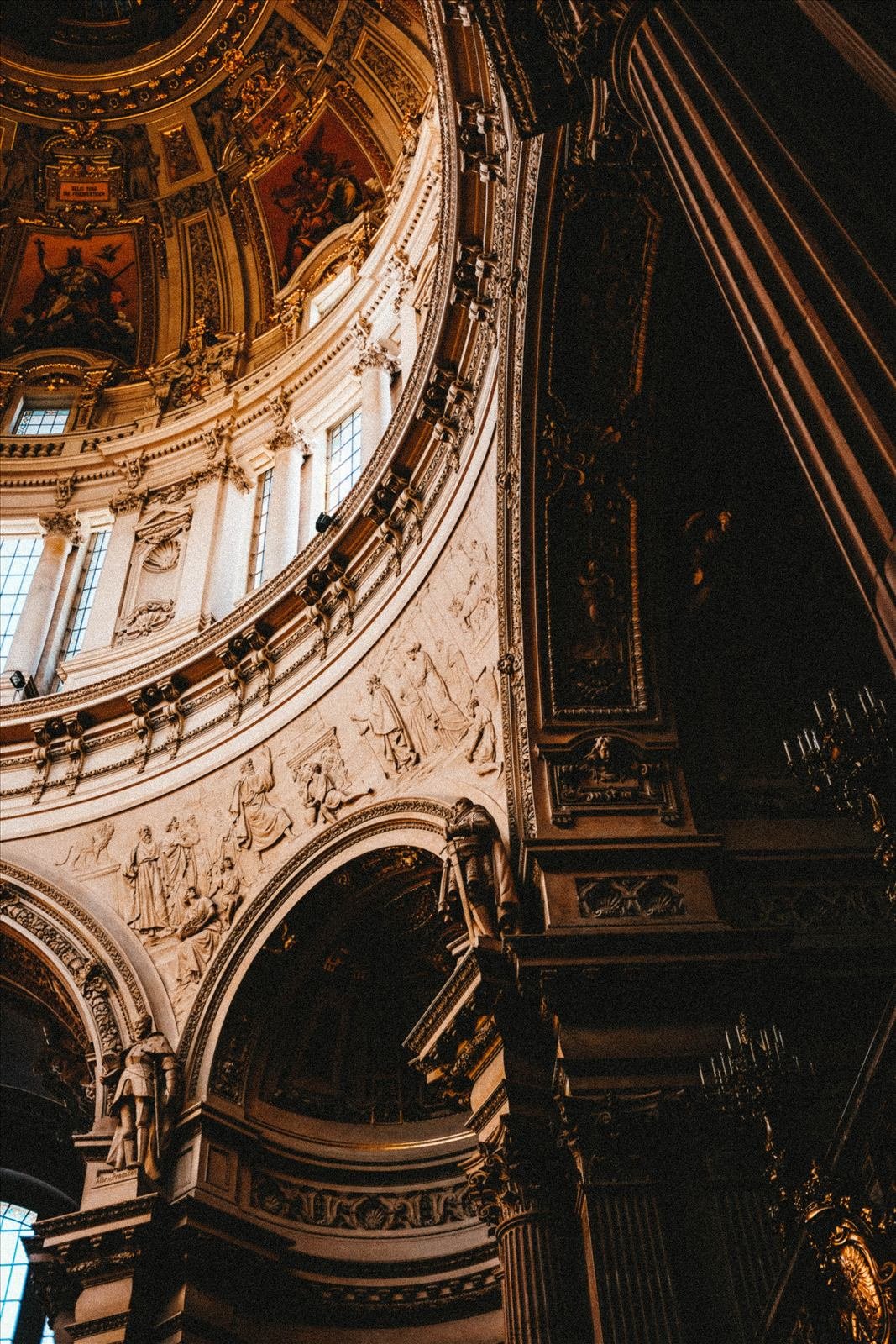 Arquitetura neobarroca vista de baixo, com arcos, pinturas e ornamentos